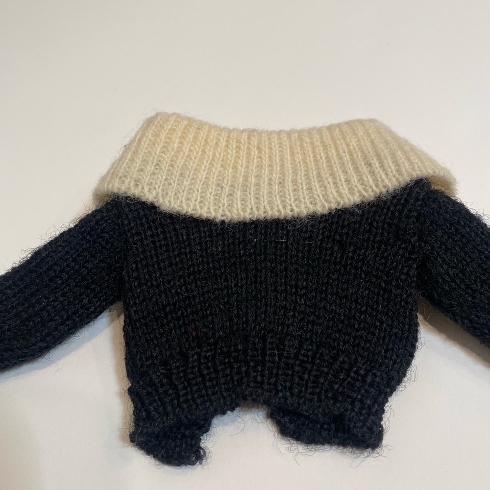 Barbie Vintage Cardigan (1962-1963) Color: black and cream.